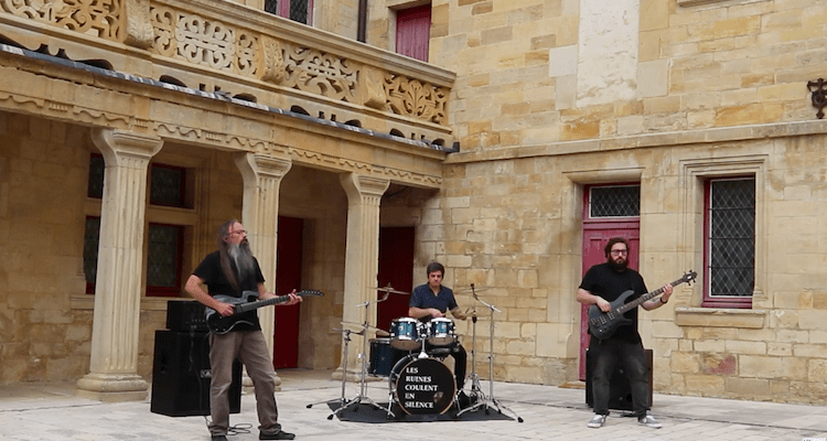 SOUS LES PIERRES Les ruines coulent en silence